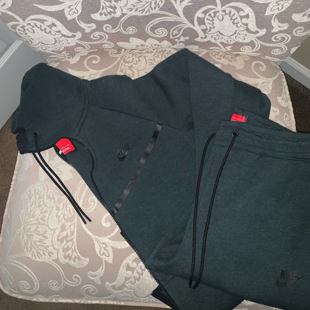 MENS NIKE TECH SWEATSUIT